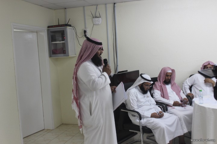  مدير الادارة أ. سعيد آل فاضل أثناء الشرح للحضور عن الميزانية واعتمادها  ومهام الجمعية العمومية ومجلس الادارة 